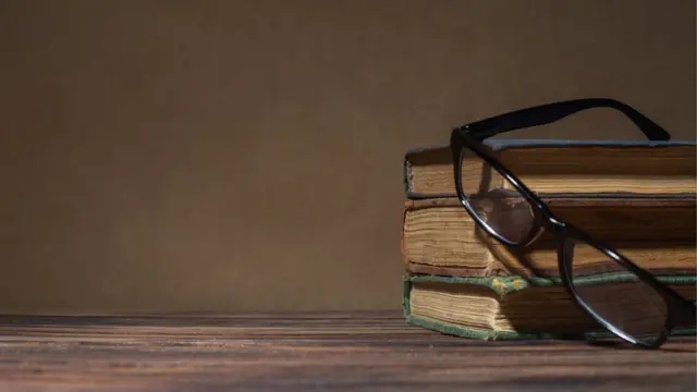 Libro con unas gafas.