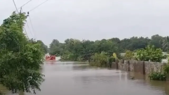 ભારે વરસાદને કારણે રસ્તાઓ પર પાણી ભરાઈ ગયા