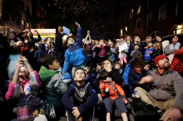 Taageerayaasha Hillary Clinton ee Brooklyn Borough oo sugaya natiijada.