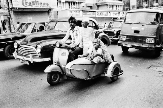 સ્કૂટર પર જઈ રહેલ પરિવાર, બૉમ્બે, 1976