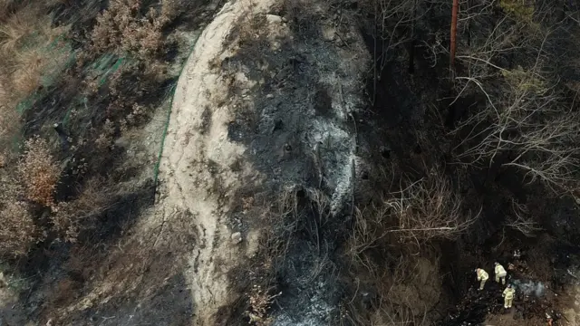 6일 울진군 북면 덕구리 야산 자락에서 잔불을 정리하고 있는 소방관