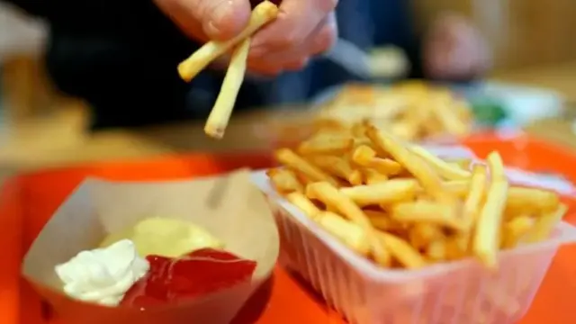 जंक फुड खाल्ल्याने पाळी अनियमित होऊ शकते