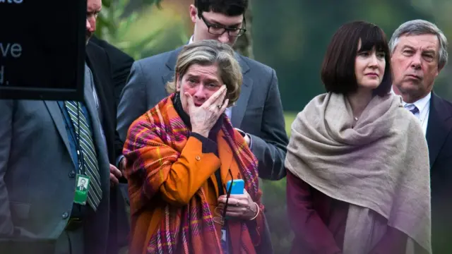 Mujer llora en la Casa Blanca