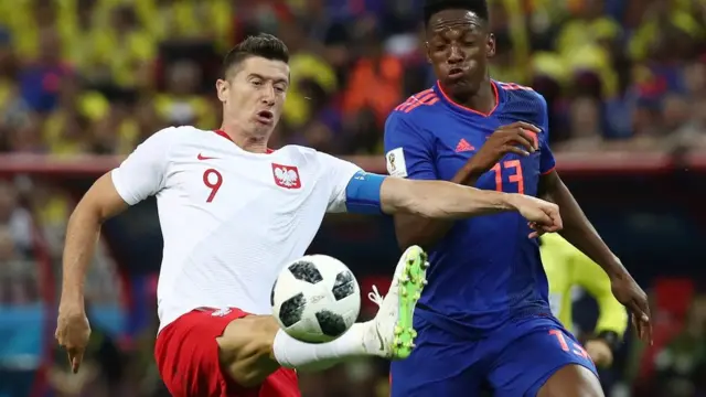 Lewandowski y Mina pelean por un balón en un partido que comenzó muy disputado.