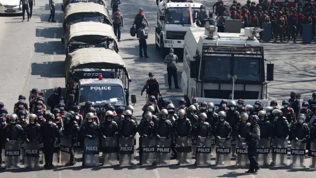 मङ्गलवार प्रदर्शनकारीहरूलाई तितरबितर पार्ने क्रममा सुरक्षाकर्मीले पानीको फोहरा, रबरको गोली प्रहार तथा ताकेर गोली चलाएका थिए