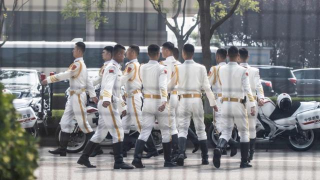 北京的机场附近有中国仪仗队成员。