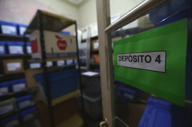 Un depósito donde se encuentran cajas azules que contienen los huesos de los desaparecidos.