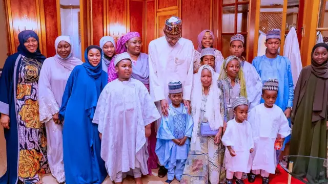 Bayan an sauko daga sallah, sai shugaban kasar ya karbi baki samu yi masa gaisuwar Sallah, kuma ya dauki hotuna da iyalai da manyan jami'an gwamnati.