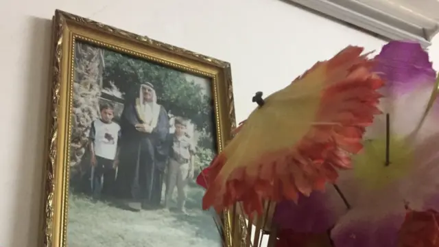 می‌گویند این شخص و دو پسرش هر سه کشته شده‌اند