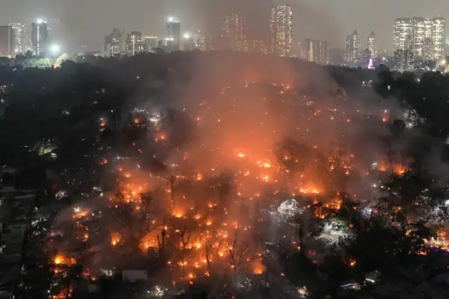 Gobara na ci ganga-ganga a wajen unguwar Appa Pada da ke birnin Mumbai na Indiya. Gidaje sama da 1,000 ne suka lalace a gobrar.
