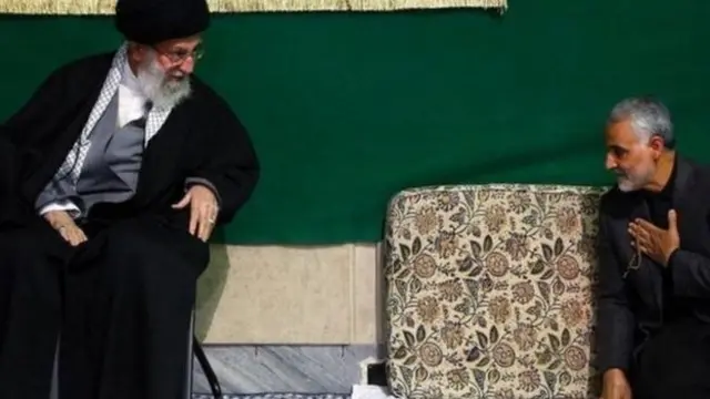 رهبر ایران بالاترین نشان افتخار را به قاسم سلیمانی اعطا و او را "شهید زنده" خوانده بود