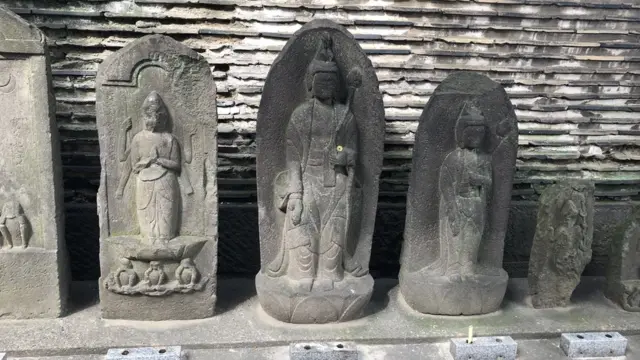 मात्सुचियामा मंदीराच्या आवारातील इतर देवतांच्या मूर्ती