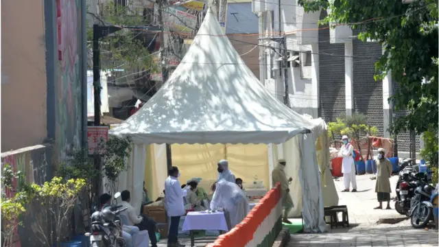 ভারতের তাবলীগ জামাতের সদরদপ্তরের বাইরে অস্থায়ী স্বাস্থ্য শিবির খোলা হয়েছে।