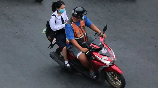 นักเรียนนั่งซ้อนท้ายมอเตอร์ไซค์