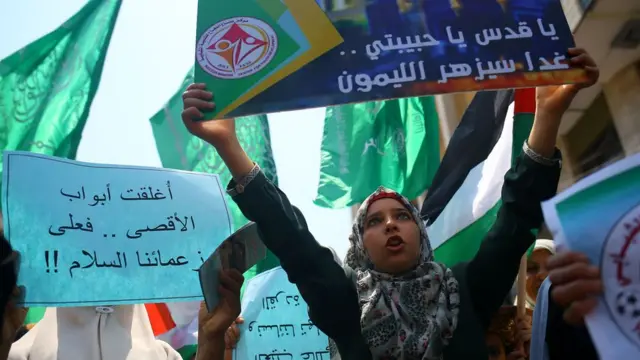 الاحتفال بإزالة البوابات الإلكترونية