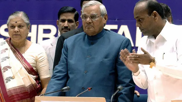 माजी खासदार जयवंतीबेन मेहता, माजी पंतप्रधान अटलबिहारी वाजपेयी, माजी खासदार अनंत गीते