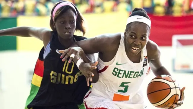 À la mi-temps, les lionnes du coach Tapha Gaye menaient par 53 à 17.