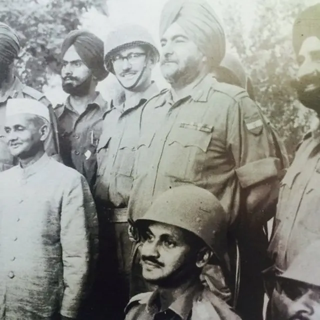 भारतीय सैनिकों के साथ शास्त्री