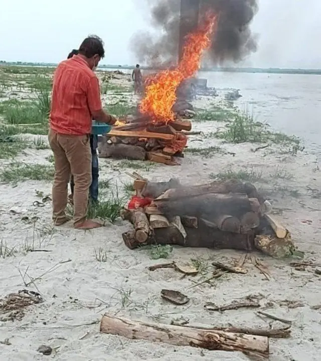 గంగా నదిలో మృతదేహాలు