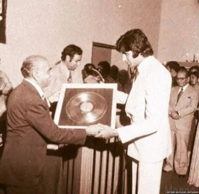 એવૉર્ડ સ્વીકારી રહેલા બચ્ચન