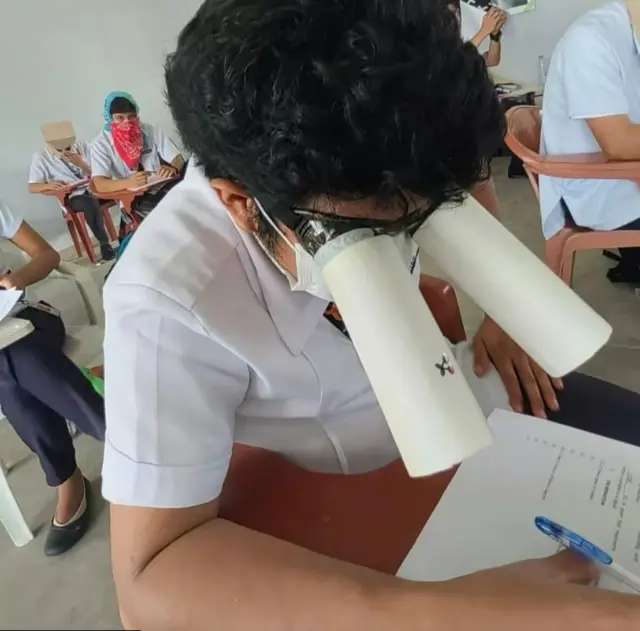 Serangkaian foto yang dingguhan di Facebook oleh sang profesor menunjukkan para pelajar mengenakan kreasi rumit mereka.