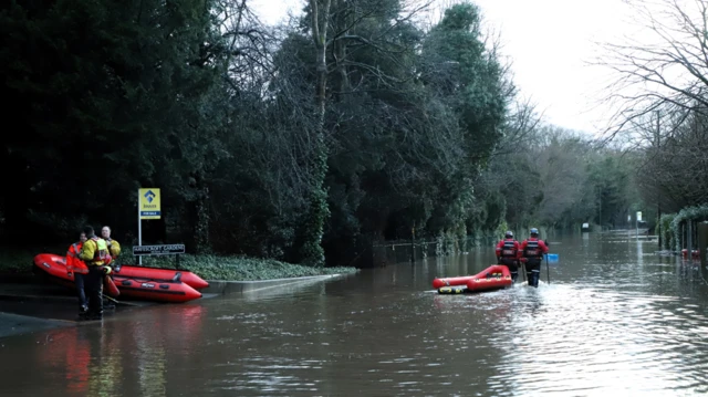 Embarcaciones utilizadas para rescatar a personas de las aguas inundadas de Didsbury.