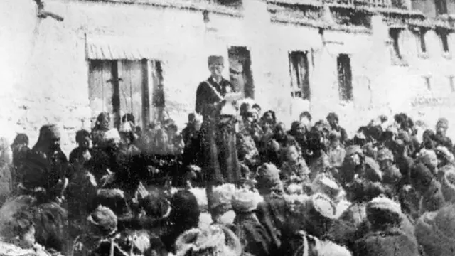 1959 में तिब्बत में एक चीनी सैनिक बौद्ध धर्मावलंबियों को संबोधित कर रहे हैं.