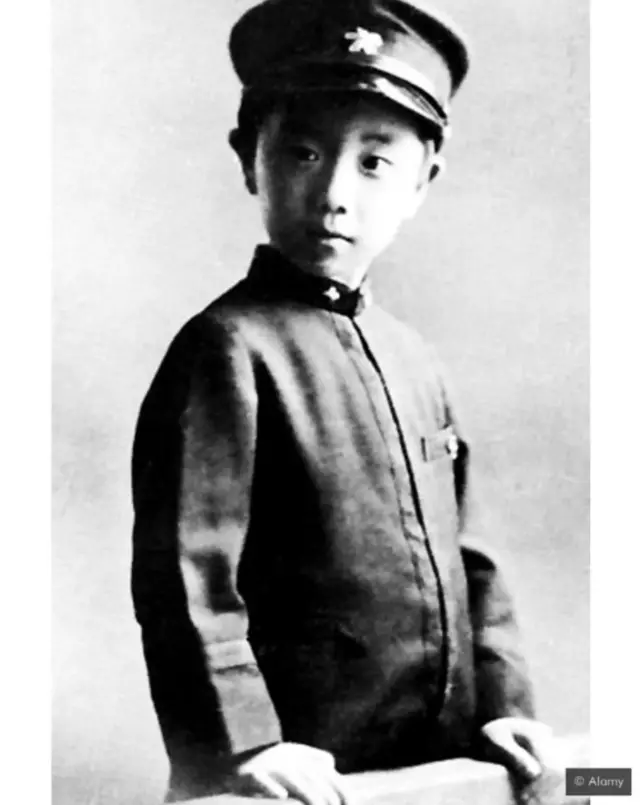 Mišima je deo detinjstva proveo živeći sa bakom - iskustvo koje je ovekovečio u romanu Ispovest maske iz 1946.