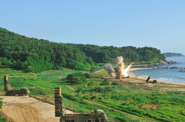 周三上午，韓美導彈部隊在半島東海岸實施了攔截彈道導彈訓練，以應對朝鮮接連試射彈道導彈