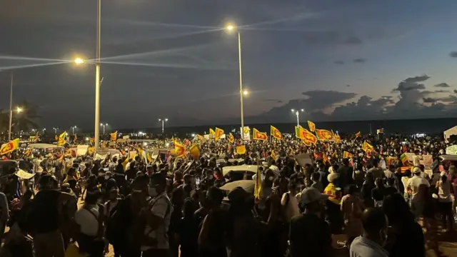 ගාලුමුවදොර අරගල භුමියට අප්‍රේල් 09 දින රාත්‍රියේ රැස්ව සිටි විරෝධතාකරුවන්