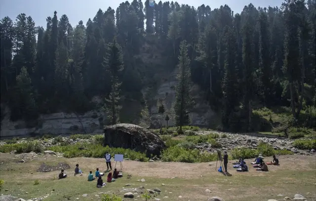 खुले में लग रही एक क्लास
