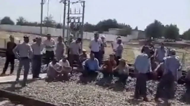 Чироқчида поезд йўлини тўсган шахслар