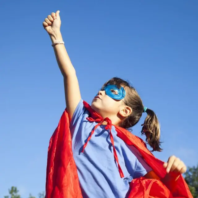 Niña disfrazada de heroína.