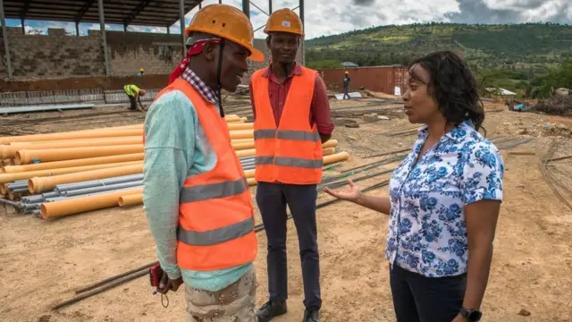 Femme qui travaille sur un chantier.