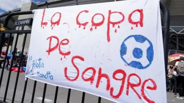 Protesto na Argentina> cartaz com dizerescomo ganhar dinheiro na roleta bet365vermelho 'Copacomo ganhar dinheiro na roleta bet365sangue'