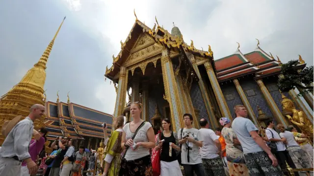 นักท่องเที่ยวต่างชาติมาชมวัดพระแก้ว