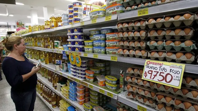 Una mujer en un supermercado de Colombia.