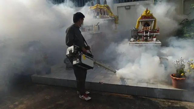 รองอธิบดีกรมควบคุมโรค แนะประชาชนให้ความร่วมมือเมื่อมีเจ้าหน้าที่เข้าไปฉีดพ่นสารเคมีกำจัดยุง