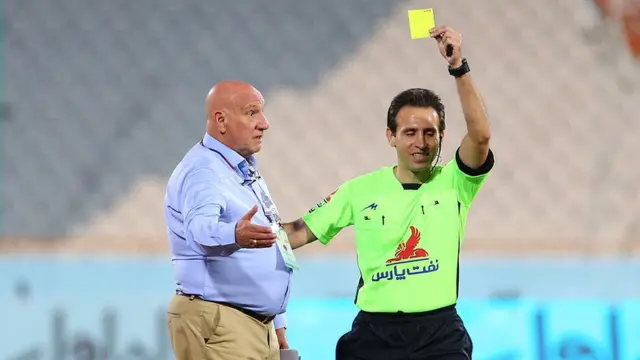 مدیرعامل گل گهر انتظار داشت تیمش در تهران مقابل استقلال به پیروزی برسد. به همین خاطر پس از پایان بازی و پذیرش سومین شکست، حکم اخراج سرمربی سیرجانی‌ها را صادر کرد.