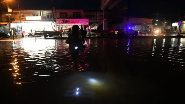 น้ำท่วมใต้สะพานลอย