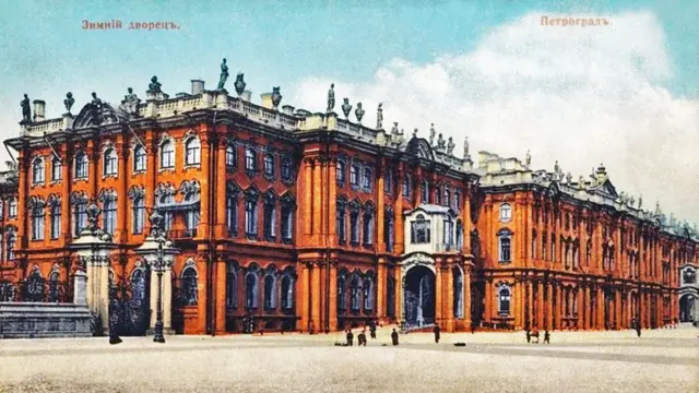 Таким - з незвичним червоним фасадом - побачили Зимовий палац у Петрограді члени делегації Центральної Ради. У палацових кабінетах українці намагалися з'ясувати ставлення Тимчасового уряду до автономії України