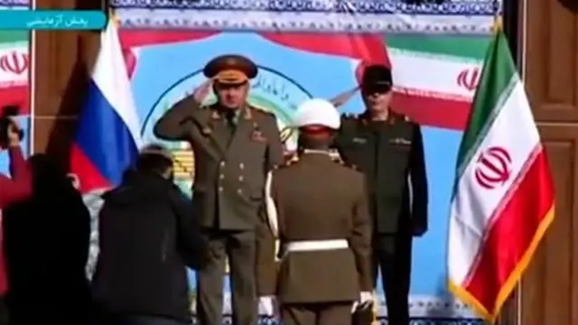تلویزیون ایران تصاویر استقبال رسمی رئیس ستادکل نیروهای مسلح جمهوری اسلامی ایران از وزیر دفاع روسیه را پخش کرده