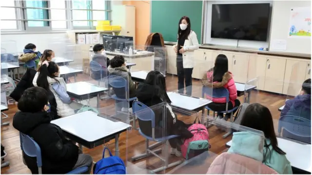 유치원생과 초등학교 1~2학년은 거리두기 2단계 이하에서 매일 등교할 수 있다