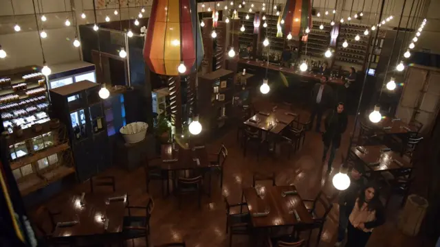 Restaurante con bombillas y con lámparas de colores.