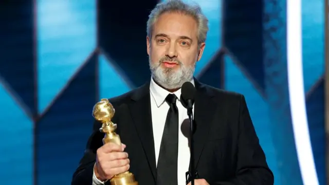 Sam Mendes recibiendo un Globo de Oro por "1917".