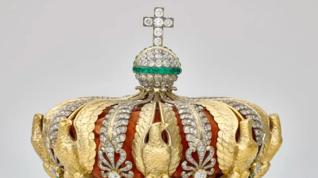Złota korona ozdobiona diamentami, zielonymi szmaragdami i orłami odlanymi ze złota, pochodząca z Muzeum Luwr