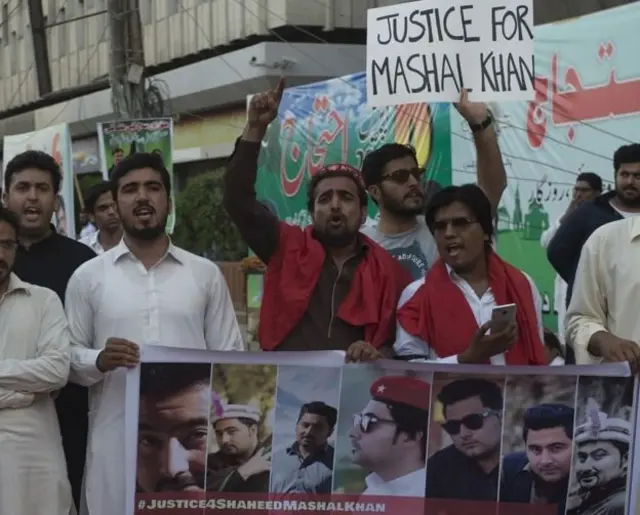 मशाल खान के लिए इंसाफ की मांग करते कराची में कुछ नौजवान