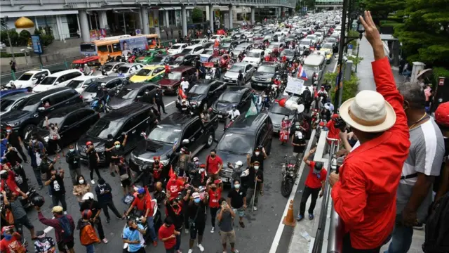 ขบวนรถยนต์และจักรยานยนต์โดยกลุ่มเครือขายไล่ประยุทธ์ร่วมกันบีบแตรและเริ่มเคลื่อนขบวนในเวลา 12.20 น. ที่ผ่านมา