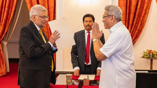 নতুন প্রধানমন্ত্রী রানিল বিক্রমেসিংহের সাথে রাষ্ট্রপতি গোটাভায়া রাজাপাকশা