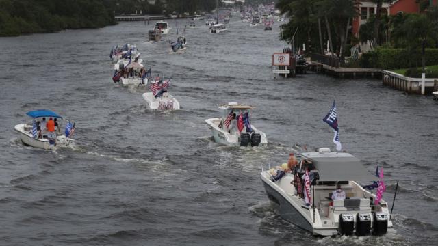 Владельцы катеров и яхт в штате Флорида вывели свои плавучие средства на заплыв в поддержку президента